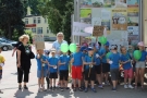 Dzieci z nauczycielkami stoją przed Urzędem Miasta.