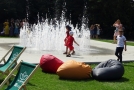 Dzieci bawiace się w fontannie