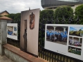 trzy wielkoformatowe zdjęcia zawieszone na ogrodzeniu