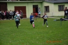Dziewczynki biegną po trawie