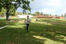 Uczestnik zawodów biegnie po trawie