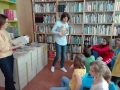 Dwie kobiety pokazują dzieciom książki