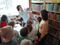 Kobieta pokazuje dzieciom książkę