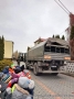 Zdjęcie dzieci i w\wojskowej ciężarówki