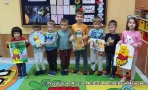 Zdjęcie grupowe dzieci prezentujących swoje prace plastyczne