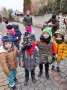 Zdjęcie dzieci i żołnieży, stoją na placu przed przedszkolem 
