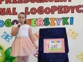 Dziewczynka recytuje wiersz, za nią napis V Przedszkolny Festiwal Logopedyczny Logowierszyki