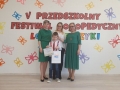 Zdjęcie prezentuje Panią Dyrektor, Panią Wicedyrektor, Nauczycielkę oraz nagrodzone dziecko.