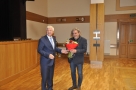 Burmistrz Miasta wręcza bukiet kwiatów autorowi rzeźby