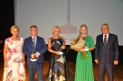Zdjęcie pamiątkowe nagrodzonych statuetkami oraz Burmistrza i Walentyny Pietroczuk. 