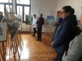 Uczestnicy wycieczki oglądają wystawę w domu Tamary Sołoniewicz.