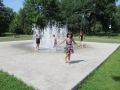 Kilkoro dzieci podczas zabaw przy fontannie