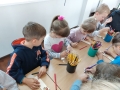 Przedszkolaki na wystawie grzybów - dzieci wykonują zakładkę do książki