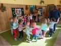  dzieci śpiewają piosenkę „Ola i liście” naśladując ruchem treść