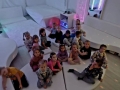 Dzieci uczą się i bawią korzystając ze sprzętu dostępnego w Sali Doświadczania Świata