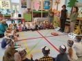 Dzieci uczestniczą w zajęciach zwiazanych ze świetem drzewa
