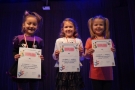 trzy dziewczynki z dyplomami