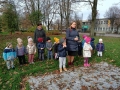 Dzieci z opiekunkami przy pomniku