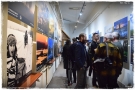 goście oglądający zdjęcia kokursowe rozwieszone w Muzeum