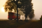 zdjęcie wyróżnienia Krzysztof Kiełt z Gdańska; autobus mknący drogą w mglistej aurze