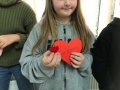 dziewczynka trzyma papierowe serce