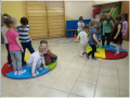 dzieci stoją na dwóch okrągłych dywanikach