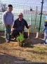 chłopiec z dziadkiem sadzą roślinkę