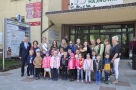 Zdjęcie grupowe przedszkolaków z burmistrzem.