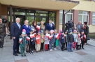 Zdjęcie grupowe przedszkolaków z burmistrzem.
