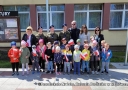 grupa dzieci przed Urzędem Miasta Hajnówka