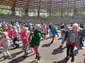 Dzieci tańczą na płycie amfteatru