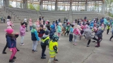 Dzieci tańczą na płycie amfteatru