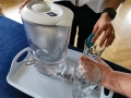 pokaz działania urzadzeń pomocnych przy nalewaniu wody do szklanki