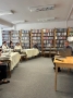 słuchacze siedzą w sali bibliotecznej
