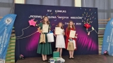 trzy dziewcznynki z nagrodami i dyplomami