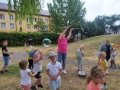 zabawy dzieci na placu przedszkolnym