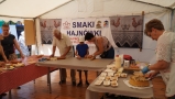 pod namiotem Strefy Hajnowskiego Marcinka, osoby doświadczające przygotowania ciasta