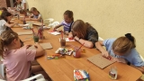  Dzieci uczestniczące w Wakacyjnych Porankach - zajęcia plastyczne