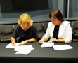 dwie kobiety podpisują umowę