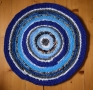 niebiesko-granatowy dywaniuk robiony na szydełku