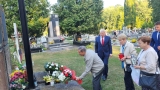 złożenie kwiatów przy pomniku poświęconym m.in. Sybirakom przez członków Związku Sybiraków