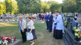 członkowie Związku Sybiraków przy pomniku