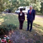Burmistrz Miasta oraz Wójt Gminy podczas składania kwiatów pod pomnkiem