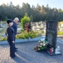 Burmistrz Miasta oraz Wójt Gminy podczas składania kwiatów pod pomnkiem ofiar zbrodni niemieckich na cmentarzu