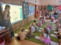 Zajęcia prowadzone z dziećmi w przedszkolu przez nauczycieli z Niemiec i nauczycieli z Przedszkola nr 5 w Hajnówce