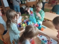 Zajęcia prowadzone z dziećmi w przedszkolu przez nauczycieli z Niemiec i nauczycieli z Przedszkola nr 5 w Hajnówce