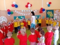 Dzieci poruszają się po kole grając na bębenkach i śpiewając piosenkę „Jestem sobie przedszkolaczek”.