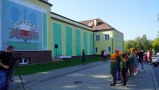 goście przybyli na otwarcie przed muralem i budynkiem domu kultury