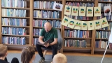 Tomasz Samojlik czyta dzieciom jedną z książek