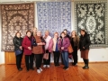 grupa kobiet pozuje do zdjecia przy dywanach